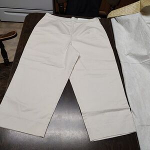 Chaus Cream Capris
